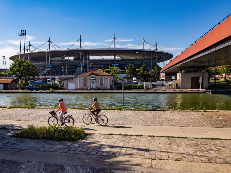Cyclistes devant le stade de France à Saint-Denis
