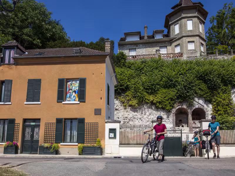 Cyclistes sortant d'une chambre d'hôte Accueil Vélo à Vétheuil