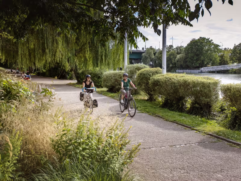 Voyageurs à Vélo le long de la Seine sur la promenade bleue