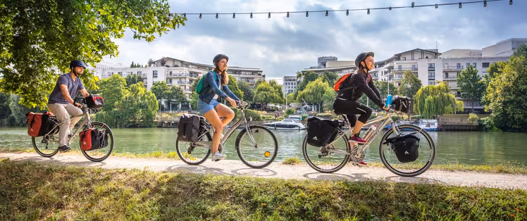 Cyclistes sur La Seine à Vélo sur l'île de Chatou