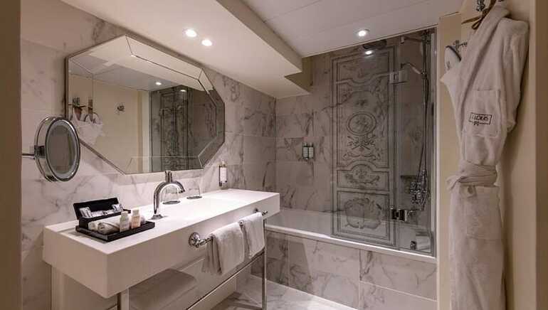 Vue intérieure d'une salle de bain de l'hôtel Le Louis Versailles Château - MGallery Hotel Collection
