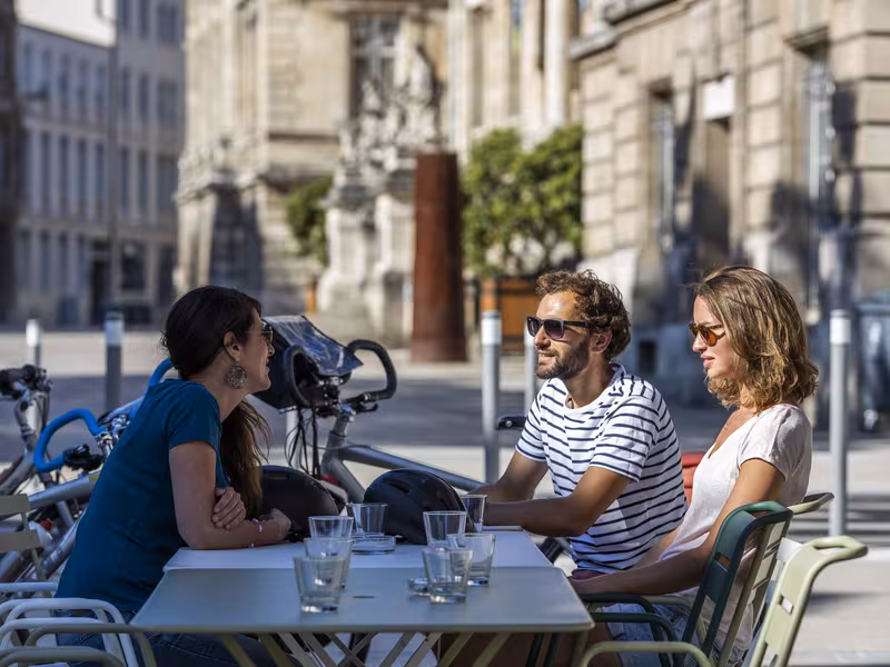 Verre en terrasse dans le centre-ville de Rouen