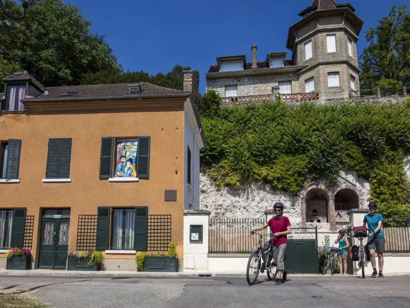 Cyclistes sortant d'une chambre d'hôte Accueil Vélo à Vétheuil