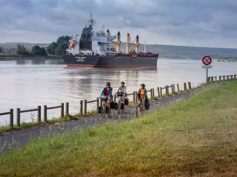 Sur la voie verte de La Seine à Vélo vers Rives-en-Seine 