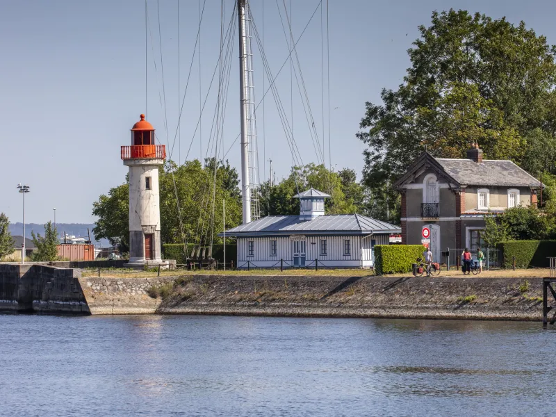 Cyclistes devant le phare de Honfleur