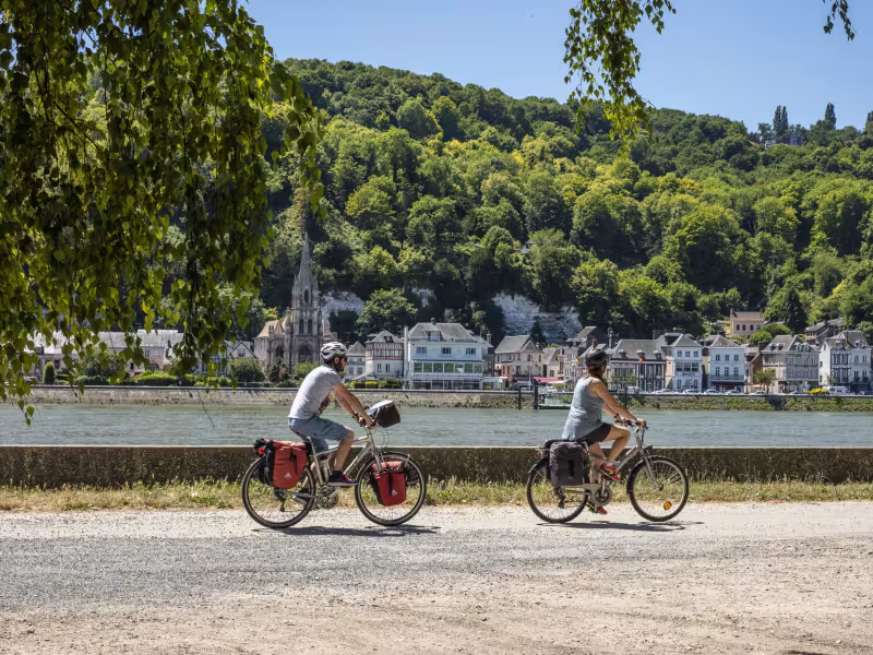 Arrivée à La Bouille à vélo, côté Sahurs