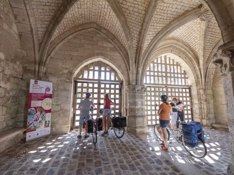 Cyclistes devant la porterie de l'abbaye de Jumièges