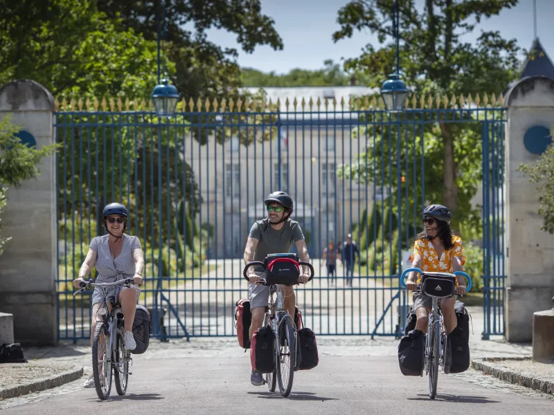 Devant les grilles du château de Rueil-Malmaison