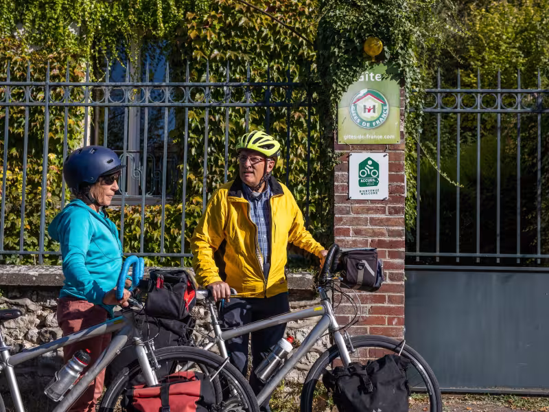 Cyclistes devant un gîte Accueil Vélo à Giverny