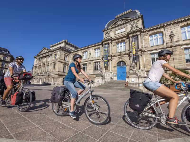 Cyclistes devant le musée des Beaux-Arts de Rouen