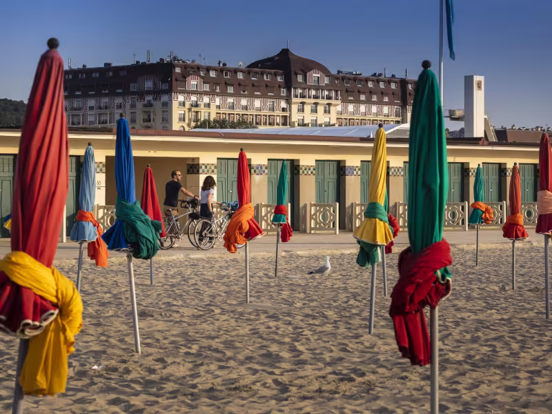 Parasols en couleurs sur la plage de Deauville