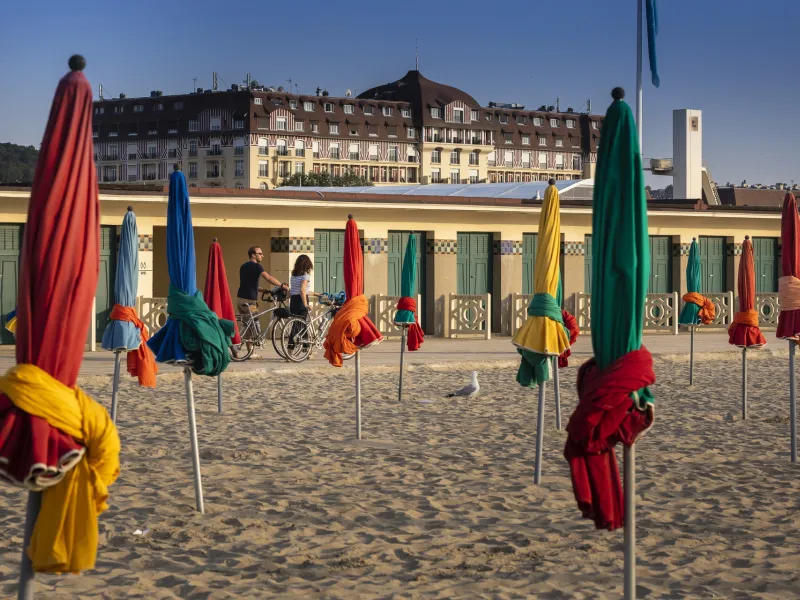 Parasols en couleurs sur la plage de Deauville