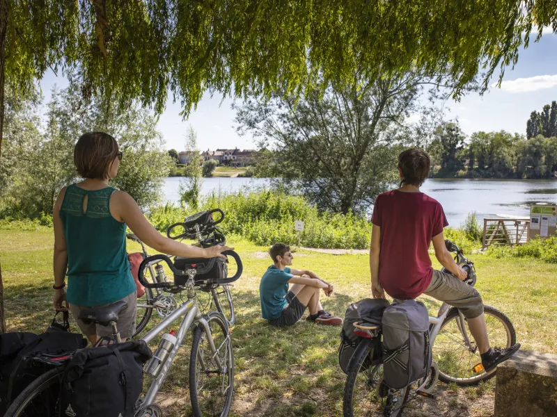 Halte à vélo dans l'herbe au bord de la Seine à Vétheuil