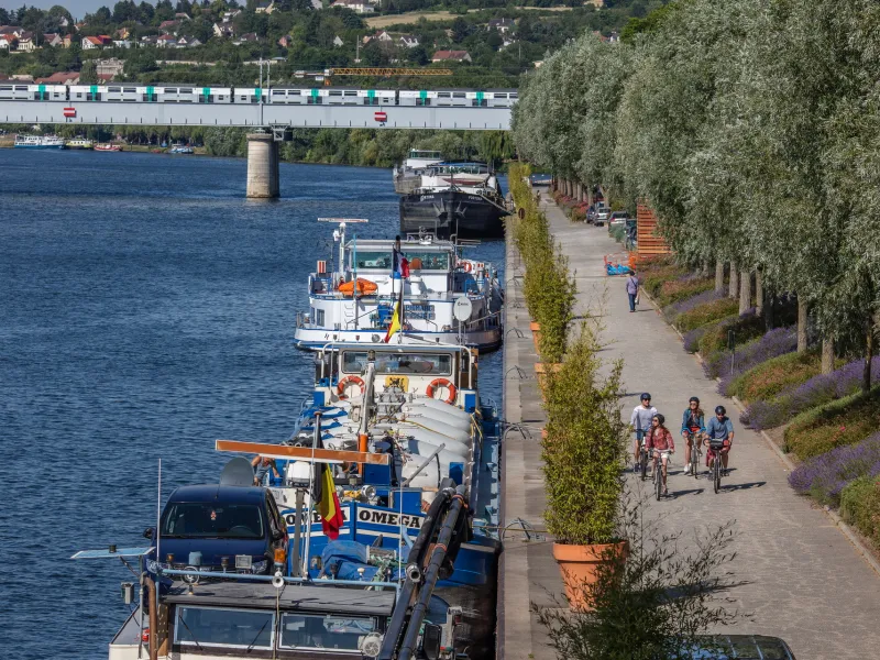 Arrivée à vélo à Conflans-Sainte-Honorine le long des quais et péniches