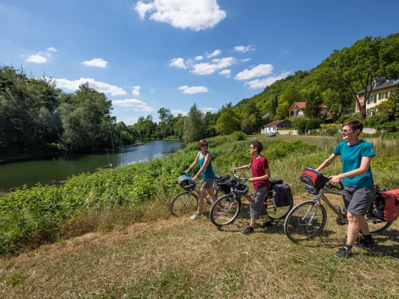 Au bord de la Seine à Vétheuil sur l'itinéraire de la Seine à Vélo
