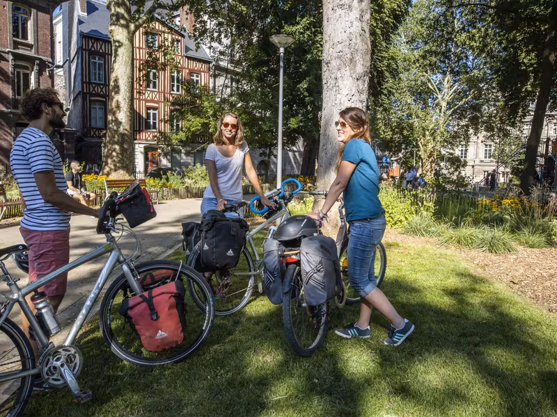 Cyclistes dans le square Verdrel à Rouen