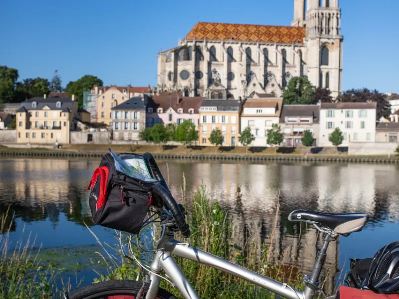 Vélo avec sacoches à Mantes-la-Jolie et sa collégiale