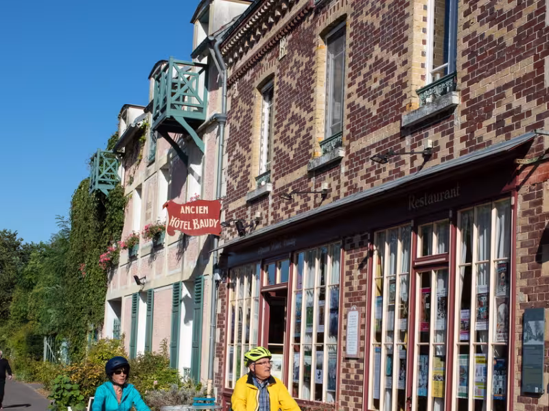 Voyageurs à vélos dans les rues de Giverny
