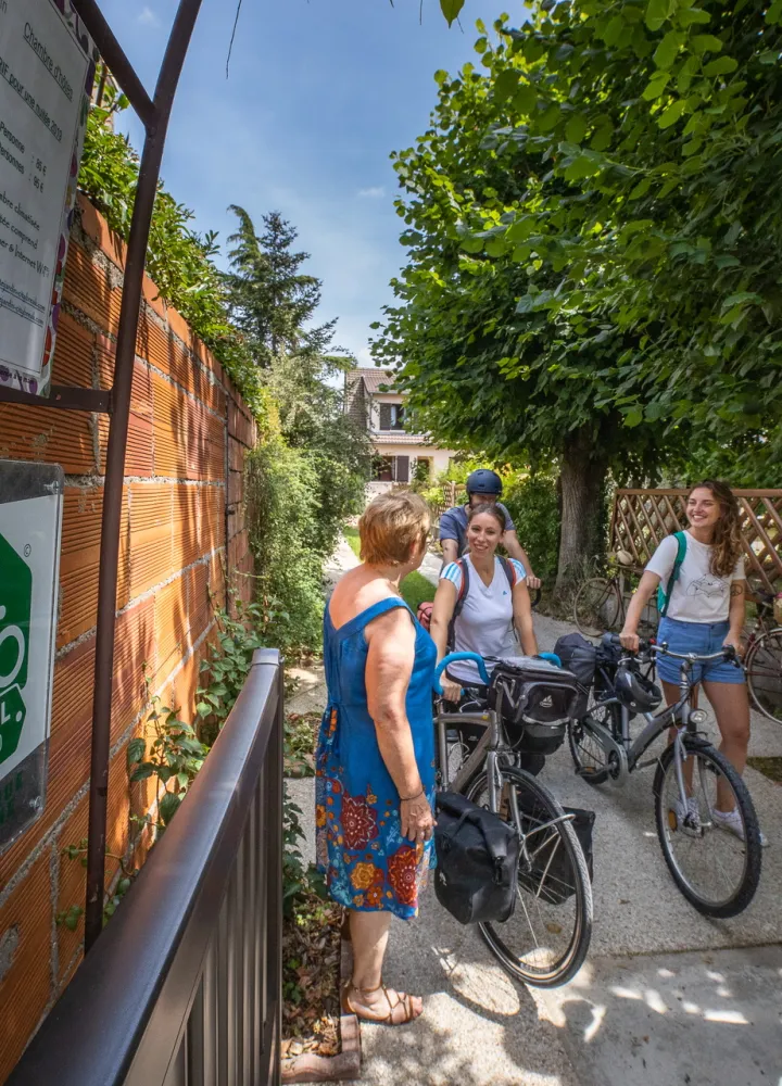 Arrivée de cyclistes dans une chambre d'hôtes Accueil Vélo à Sartrouville