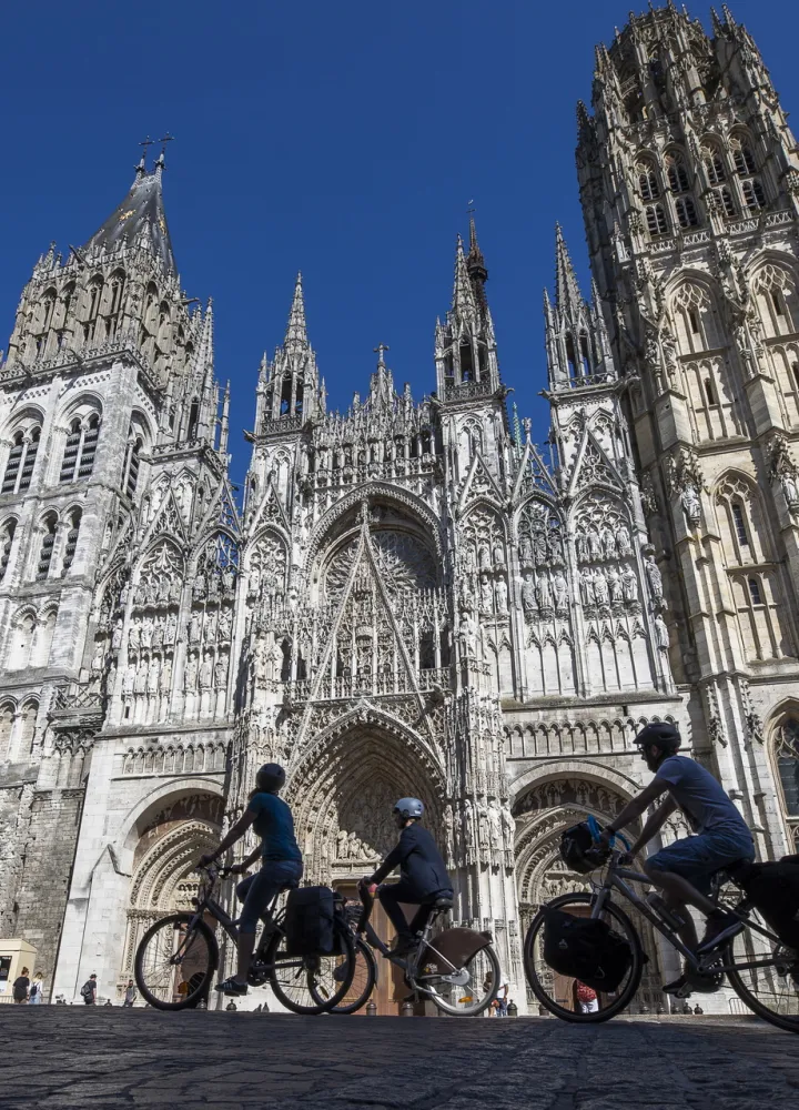 Voyageurs à vélo devant la cathédrale de Rouen
