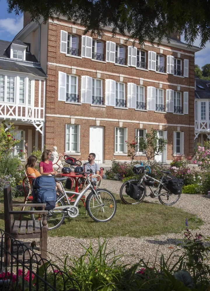 Cyclistes devant le musée Victor Hugo à Villequier