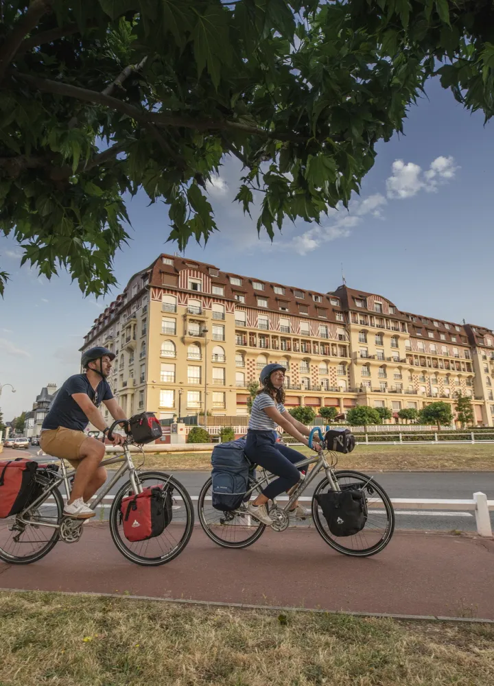 Cyclistes devant l'Hôtel Barrière le Royal à Deauville