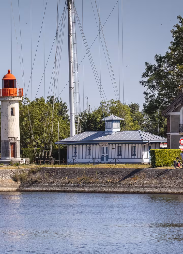 Cyclistes devant le phare de Honfleur