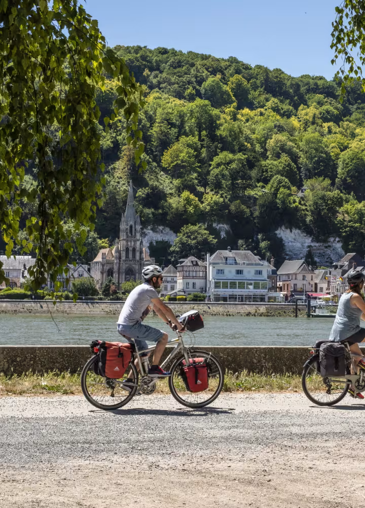 Arrivée à La Bouille à vélo, côté Sahurs