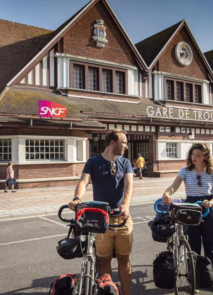 A vélo à la gare SNCF de Trouville-sur-Mer