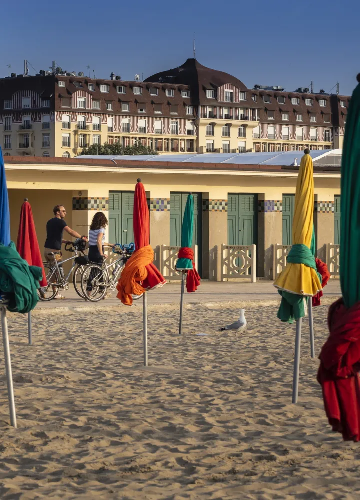 Parasols en couleurs sur la plage de Deauville