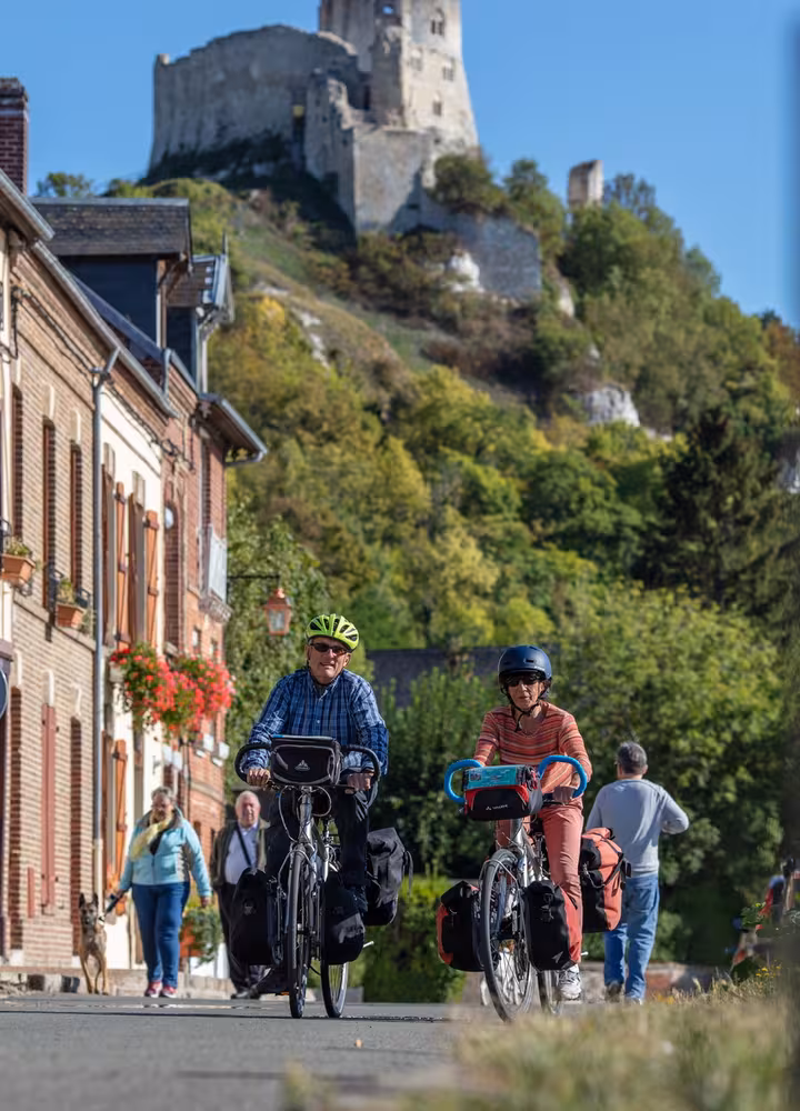 Cyclistes sur le halage aux Andelys