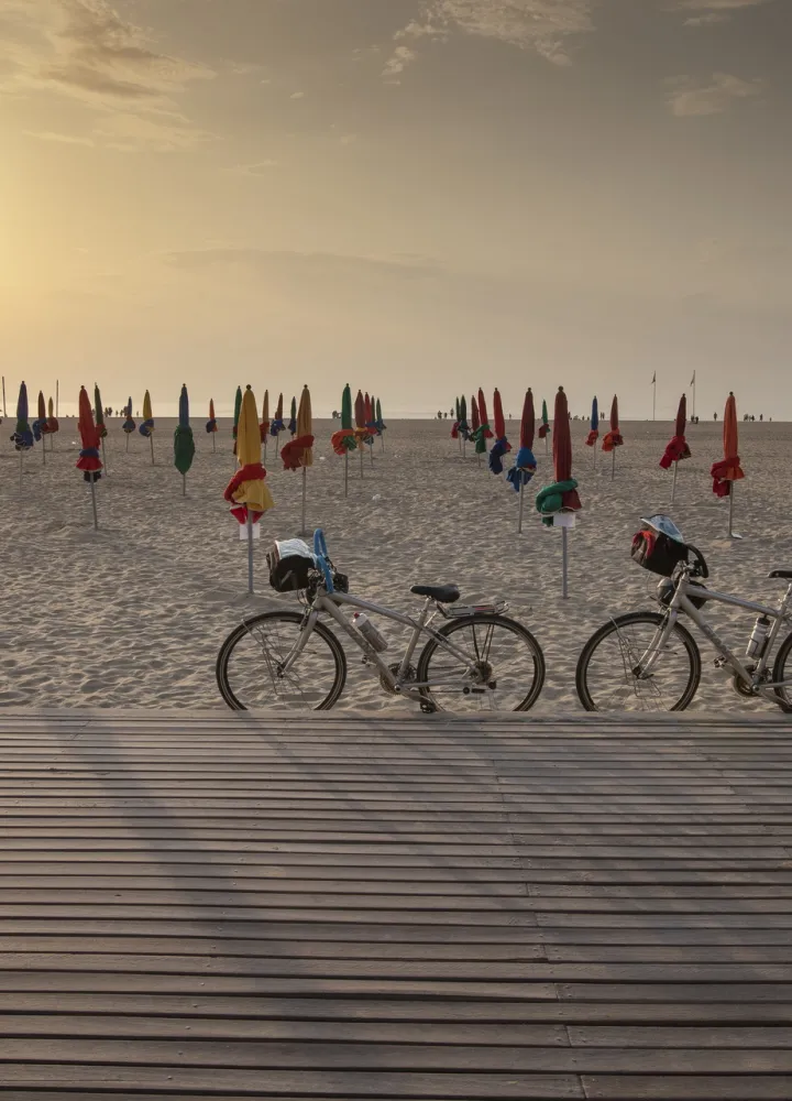 À vélo sur la plage de Deauville