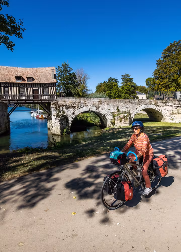 Cyclistes en voyage devant le vieux Moulin à colombage de Vernon
