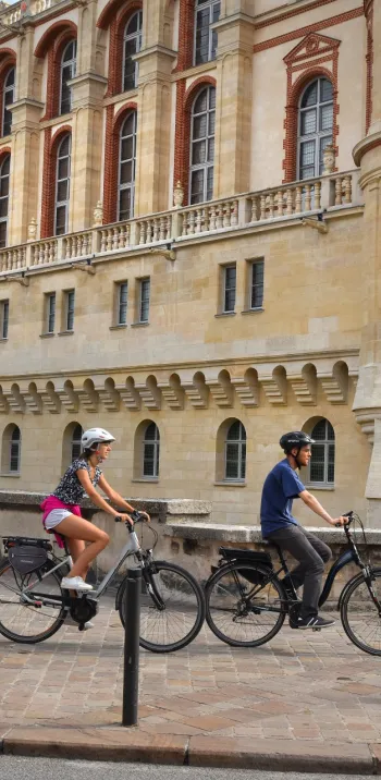 Devant le château de Saint-Germain-en-Laye