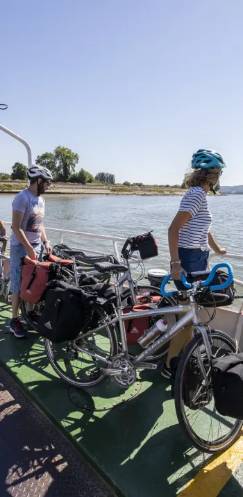 Sur le bac entre Sahurs et La Bouille