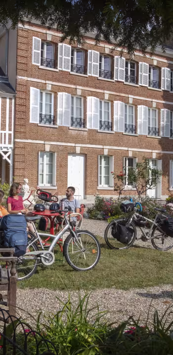 Cyclistes devant le musée Victor Hugo à Villequier