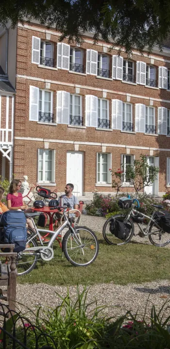 Cyclistes devant le musée Victor Hugo à Villequier