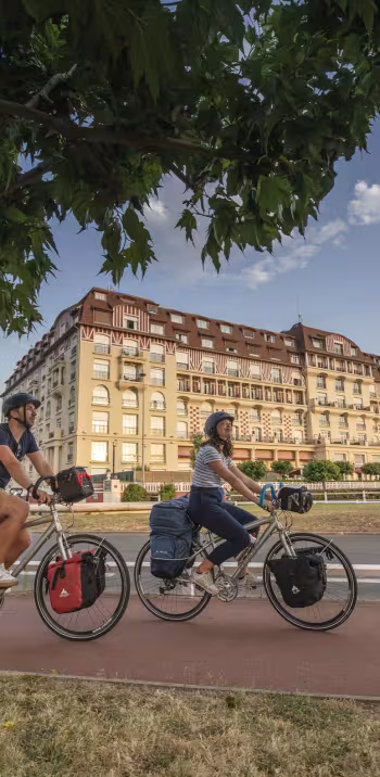 Cyclistes devant l'Hôtel Barrière le Royal à Deauville
