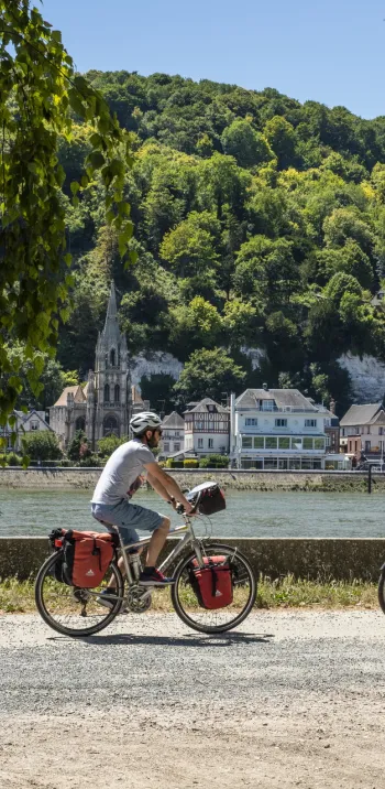 Arrivée à La Bouille à vélo, côté Sahurs