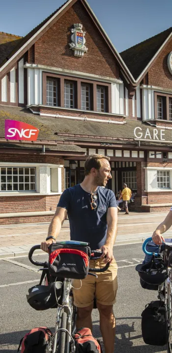 A vélo à la gare SNCF de Trouville-sur-Mer