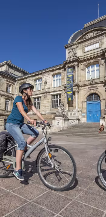 Cyclistes devant le musée des Beaux-Arts de Rouen