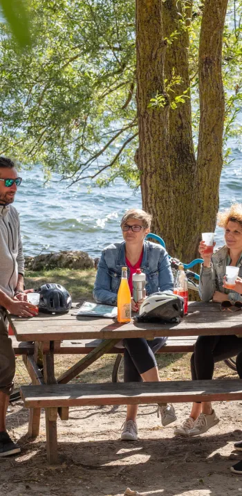 Pause pique-nique au bord de l'étang de Léry-Poses