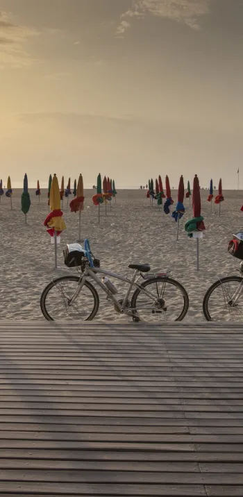 À vélo sur la plage de Deauville