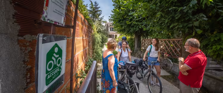 Arrivée de cyclistes dans une chambre d'hôtes Accueil Vélo à Sartrouville