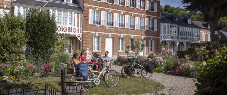 Cyclistes devant le musée Victor Hugo à Villequier