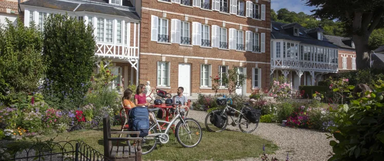 Cyclistes devant le musée Victor Hugo à Villequier