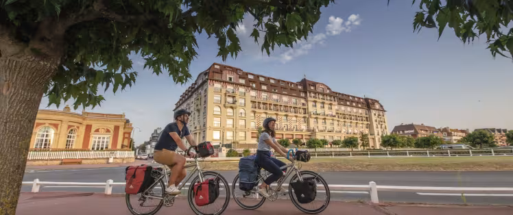 Cyclistes devant l'Hôtel Barrière le Royal à Deauville
