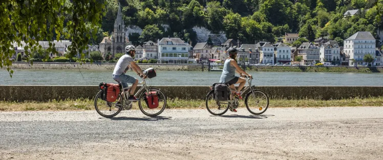 Arrivée à La Bouille à vélo, côté Sahurs
