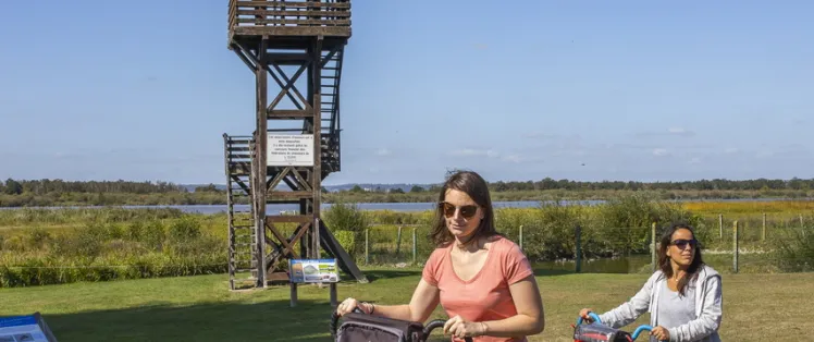 Cyclistes devant l'observatoire d'oiseaux au Marais Vernier 