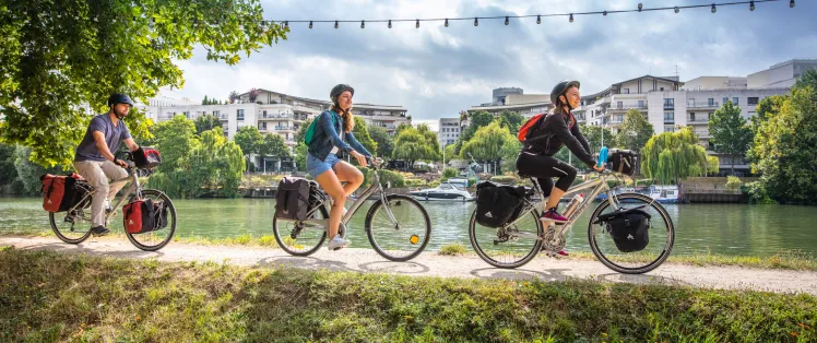 Cyclistes sur La Seine à Vélo sur l'île de Chatou